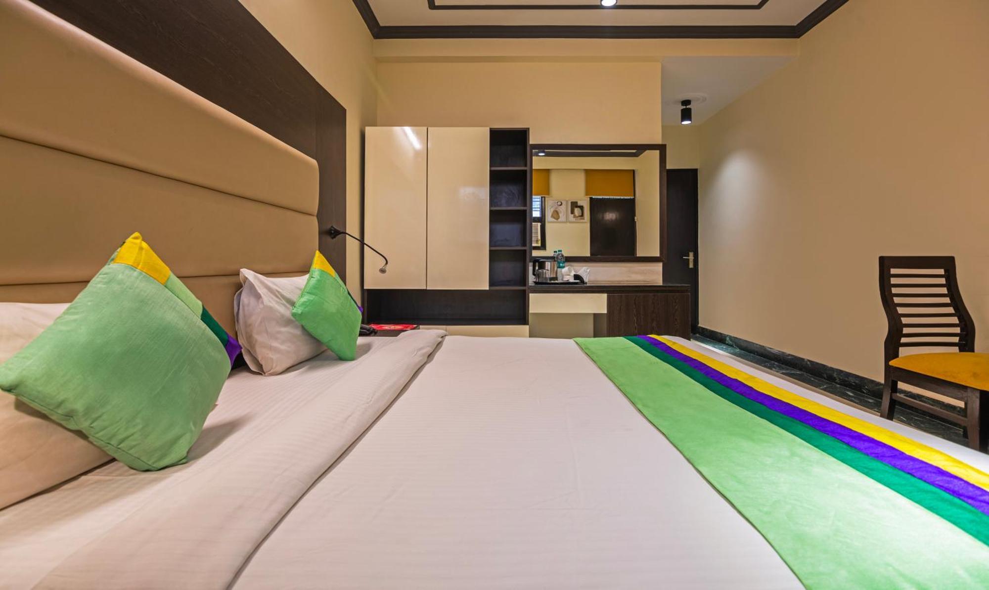 Super Townhouse Sushant Lok Phase 1 Formerly Hotel Neven Gurgaon Extérieur photo