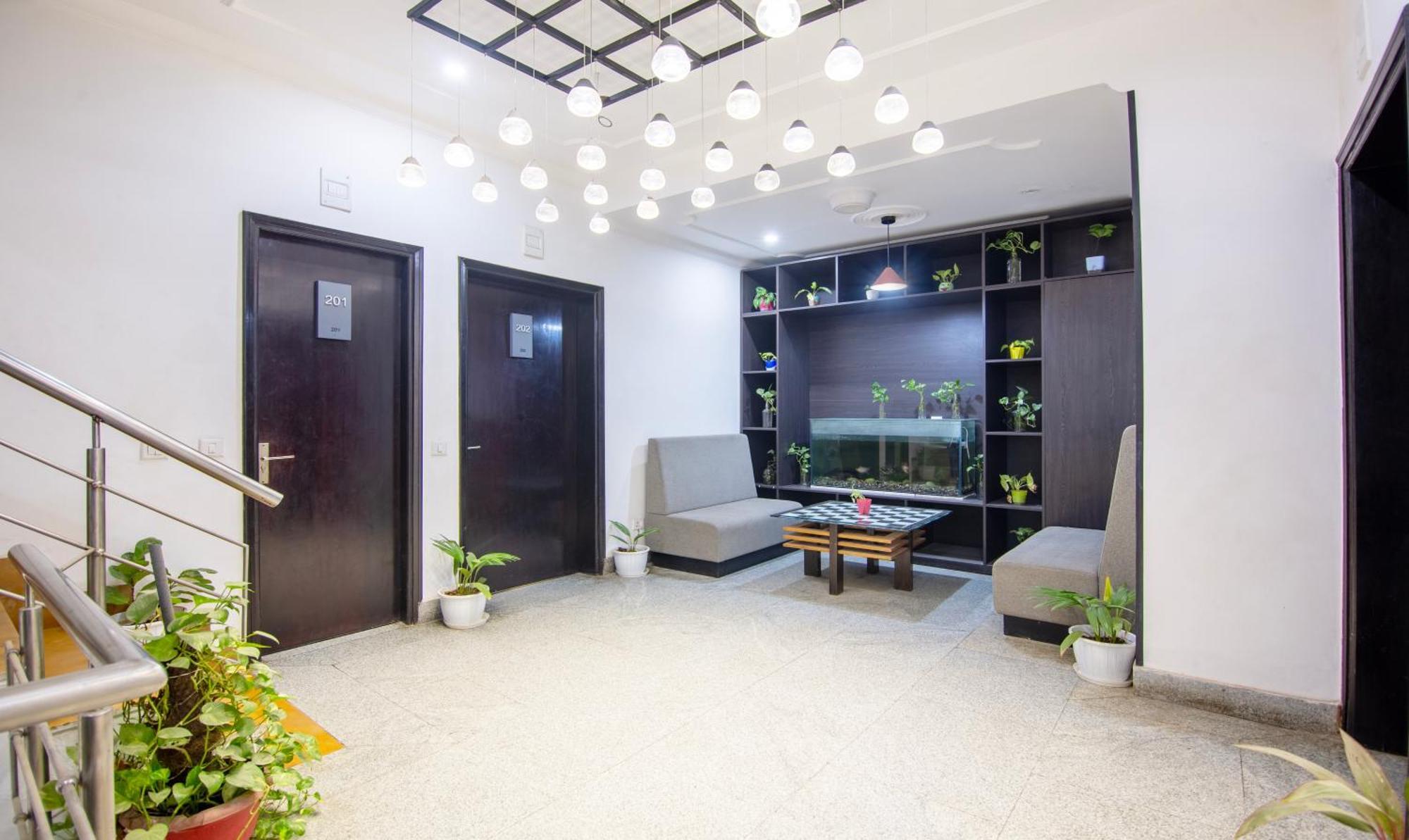 Super Townhouse Sushant Lok Phase 1 Formerly Hotel Neven Gurgaon Extérieur photo